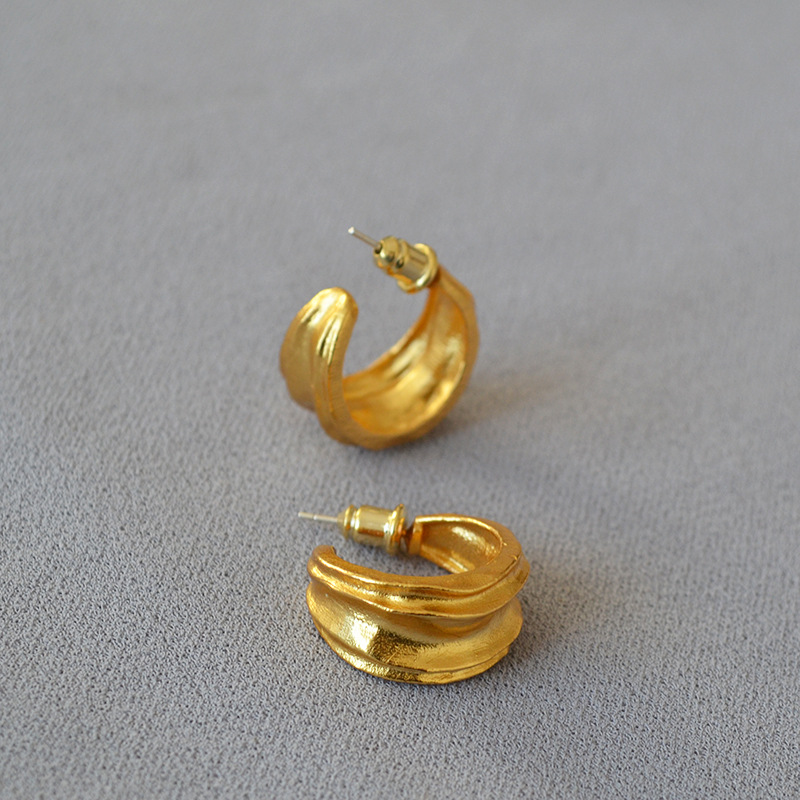 法式小众复古黄铜镀金手工感不规则砂岩颗粒面925银针C字耳钉耳饰详情5
