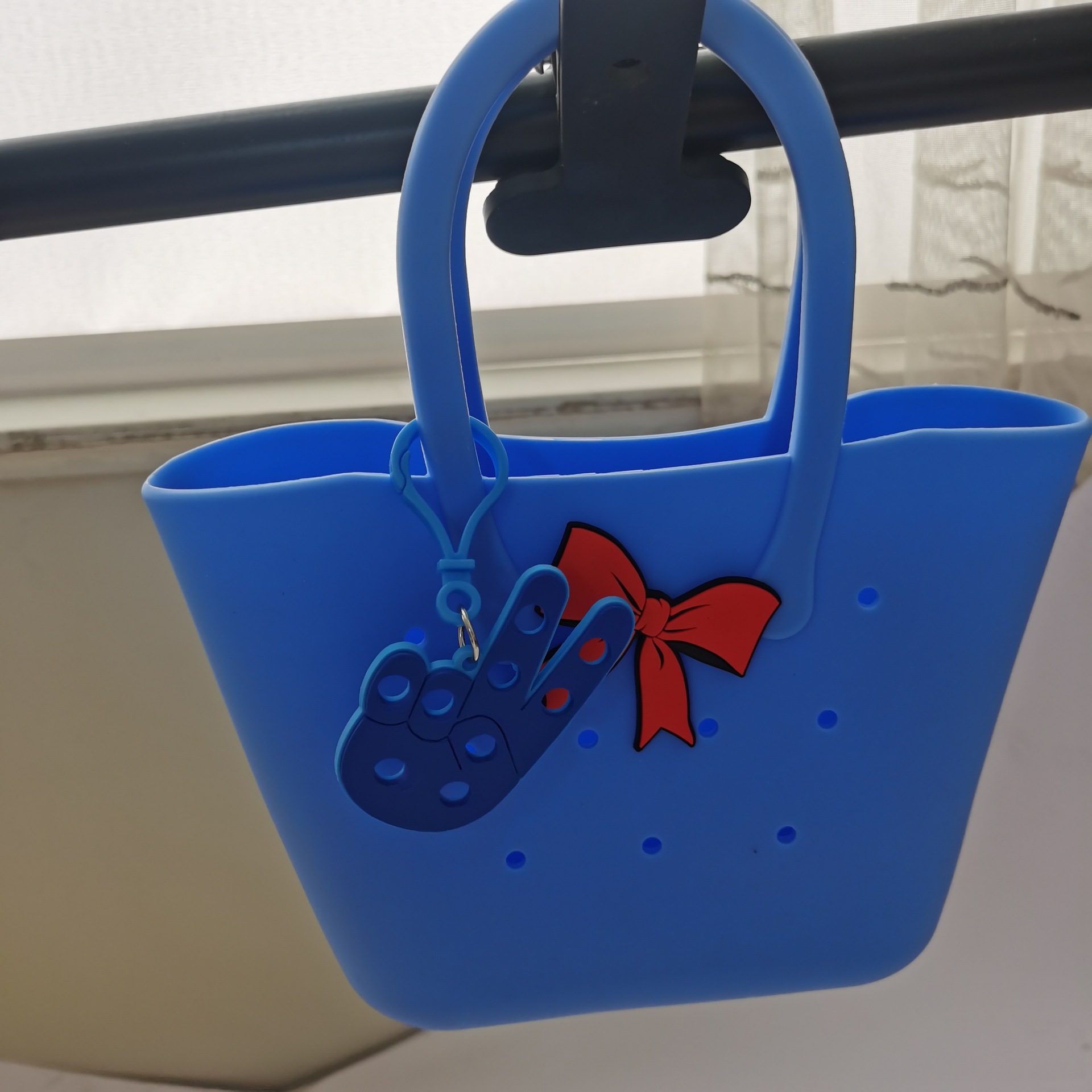 跨境热销PVC软胶洞洞钥匙扣个性包包挂件洞洞板钥匙扣diy鞋花鞋扣详情5