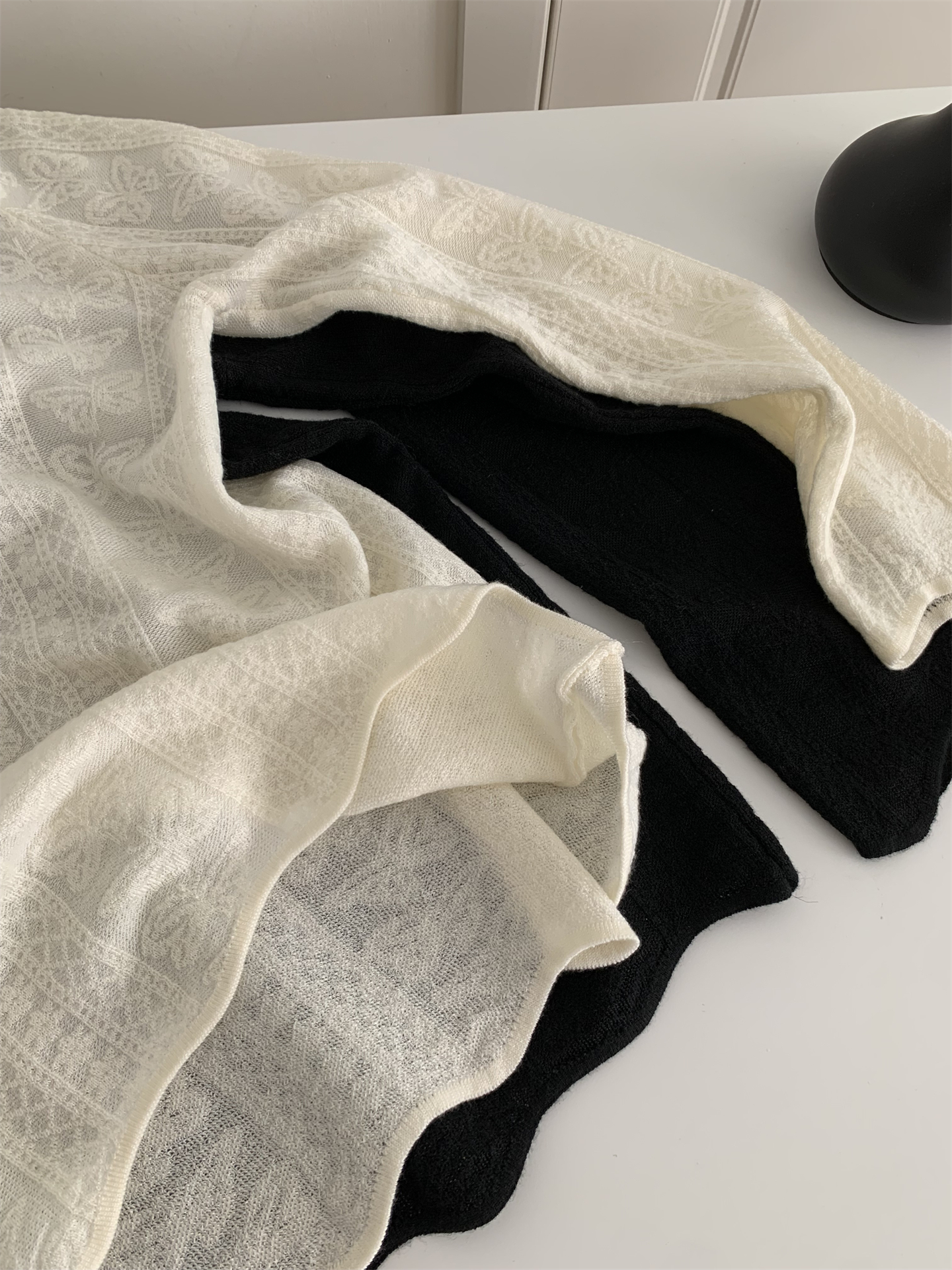 Gentle vintage wool blend beige lace V-neck T-shirt for women, wavy hem knitted base layer pic 12