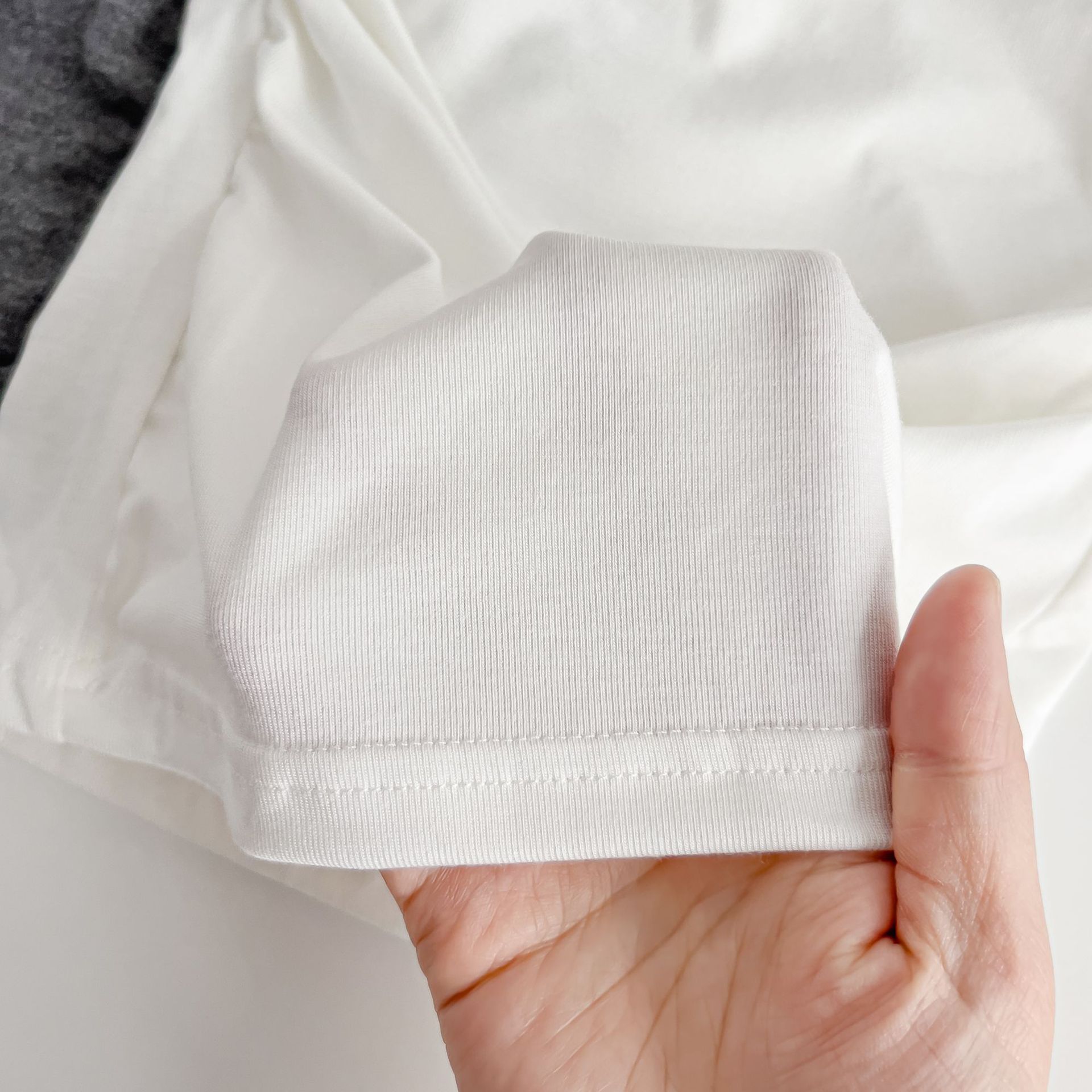 AMUSIVE女士百搭小吊带胸垫一体抹胸修身褶皱无痕打底小背心外穿款细肩带设计详情2