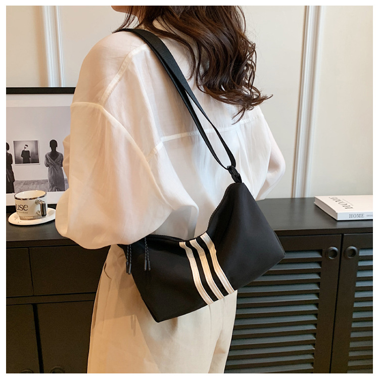 直播跨境货源外贸厂家新款休闲简约防水牛津尼龙布爆款斜挎包女包详情15