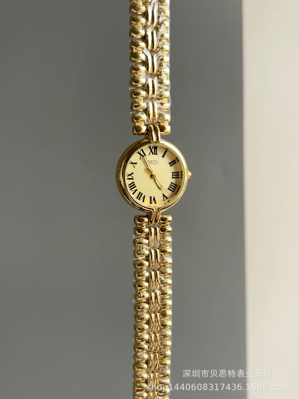 A popular and niche design item in foreign trade, a golden mid-style bracelet watch for women, is light luxury and retro. One-piece consignment service pic 12