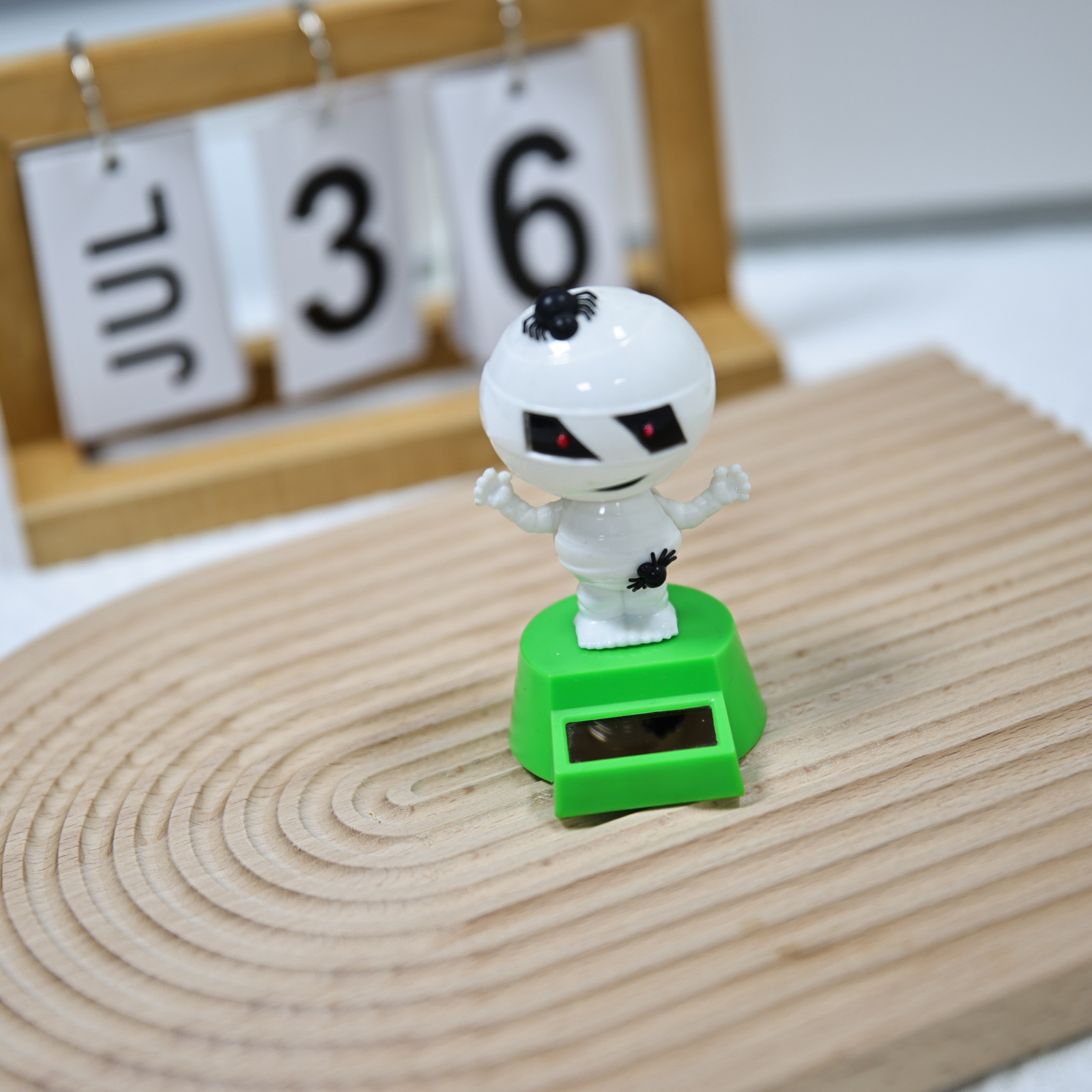 Cross-border best-selling solar-powered car automatic rocker, Halloween gift, spider mummy ornament and accessory pic 3