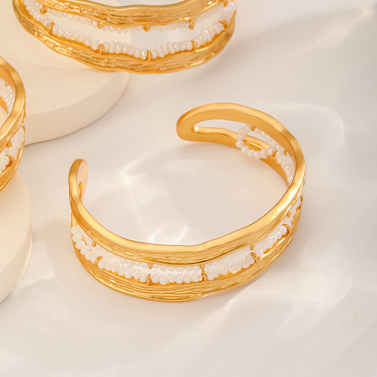 Nasha Light Luxury copper-plated 18K real gold cross-border European and American open bracelet, retro hollowed-out fashionable natural pearl jewelry pic 7