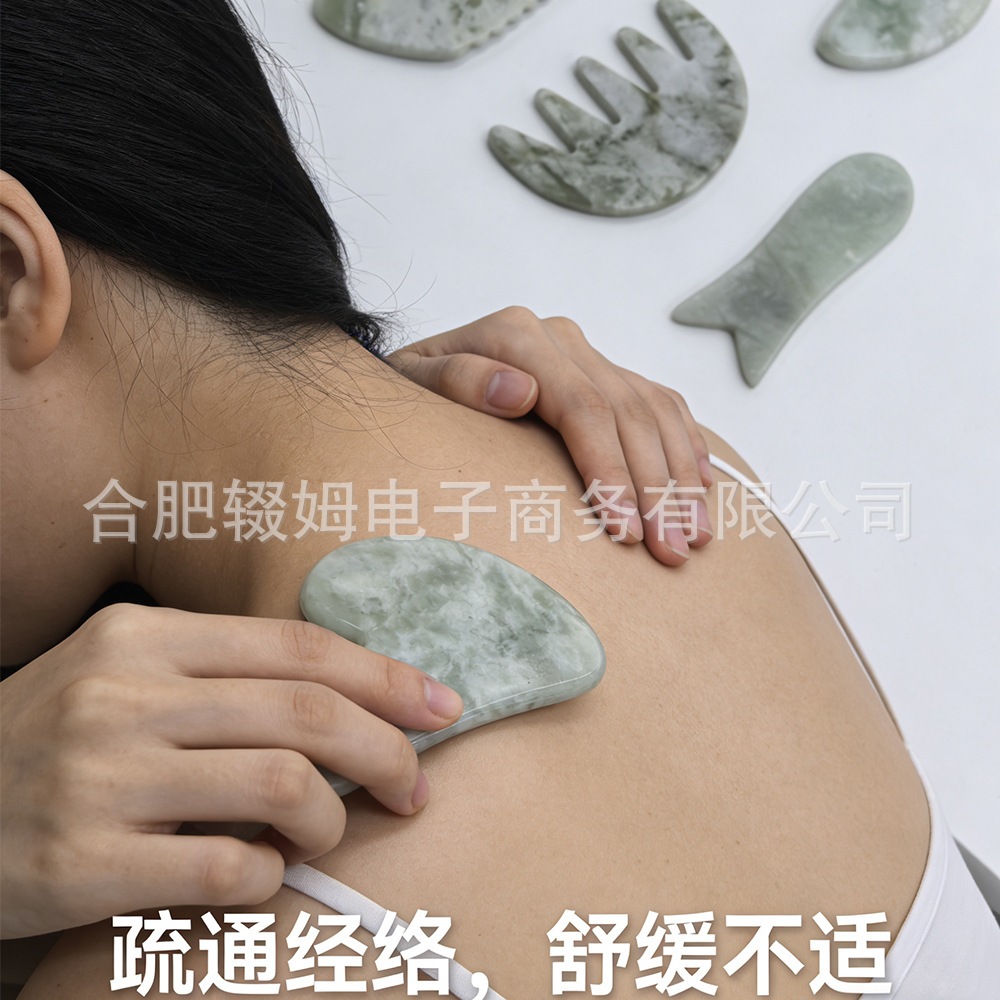 天然岫玉甲翠绿玉石刮痧板按摩器心形板五齿梳全身经络按摩美容详情9