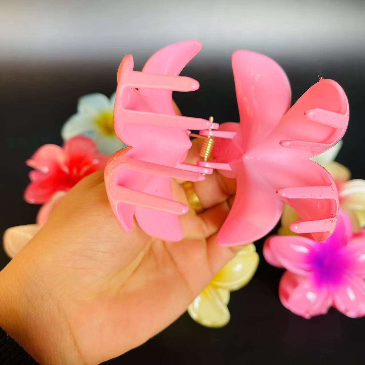 【 Zone 1-12 】6996 painted Purple Gold Flower 12/ Pack 1200/ box Large Flower hair clip, Purple gold Flower Gripper, colored gripper, gripper, plastic hair clip, wholesale 1 yuan 2 yuan pic 3