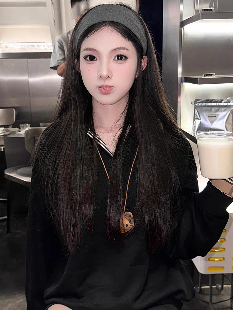 The wide-brimmed headband for women, featuring a high-end grey knitted headband with a wide headband accessory, is the same style as the one worn by the Instagram blogger pic 5