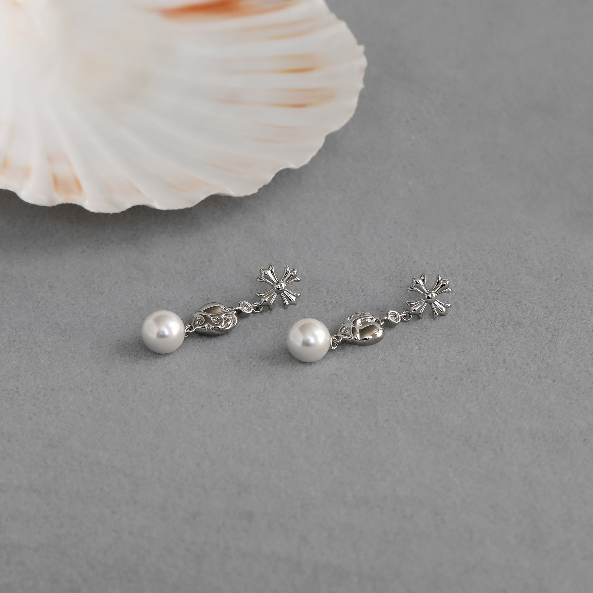 克罗*十字架珍珠耳钉 轻奢高级感小众气质简约雕刻爱心珍珠耳钉详情6