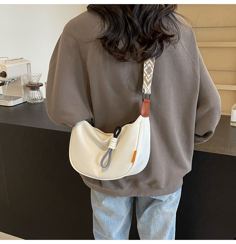 帆布包包女2024新款春夏季百搭饺子包休闲运动宽带单肩斜挎包女包详情18