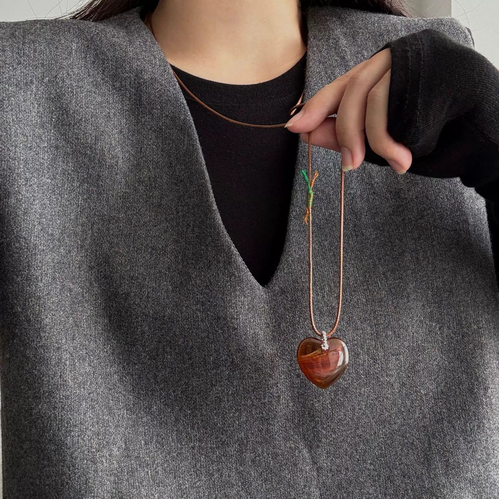 小众设计琉璃爱心棕色皮绳项链日韩复古高级感简约叠戴长款毛衣链详情1
