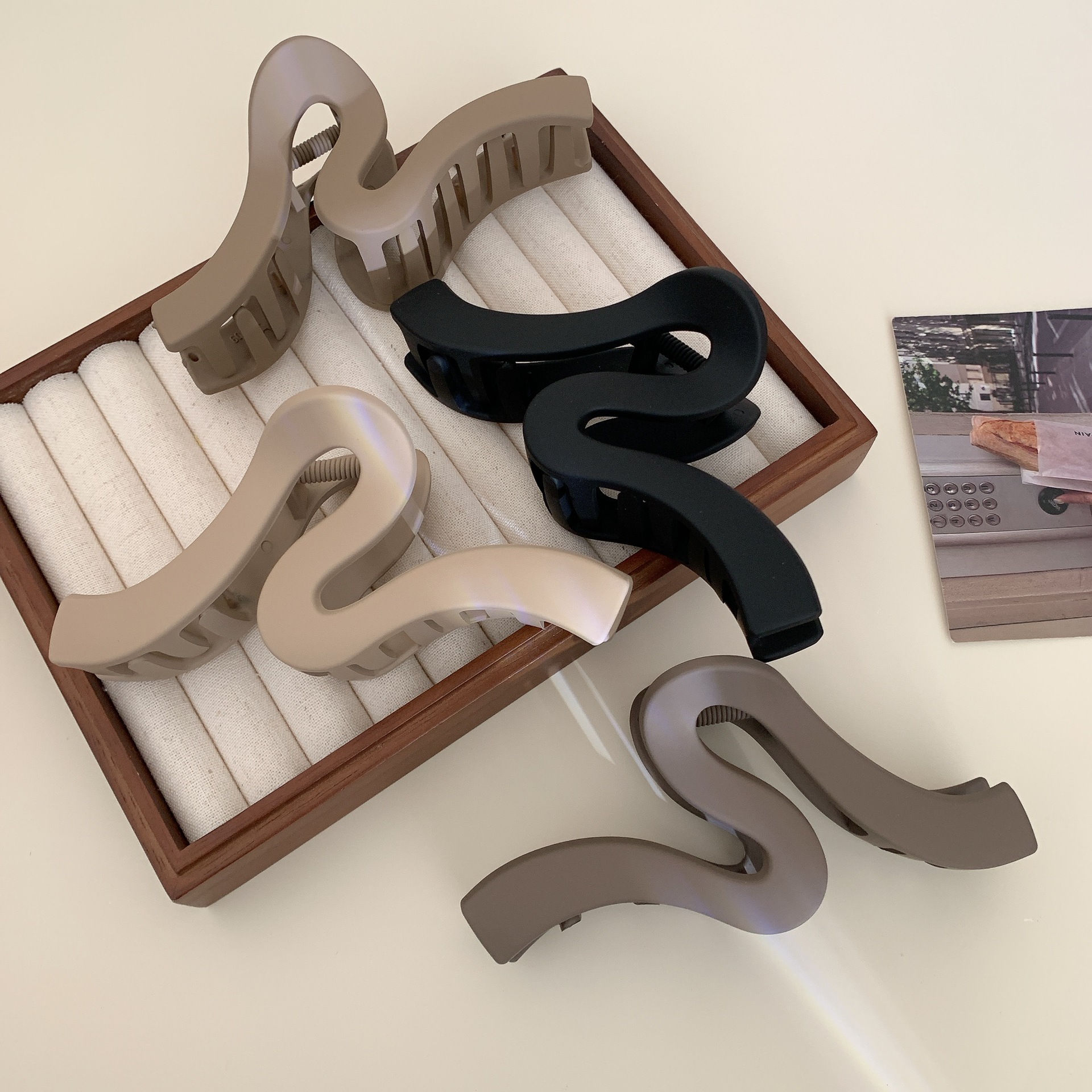 全新韩版简约几何设计塑料发夹子 鲨鱼夹子盘发抓夹 复古头饰新款发抓夹子时尚发夹详情11