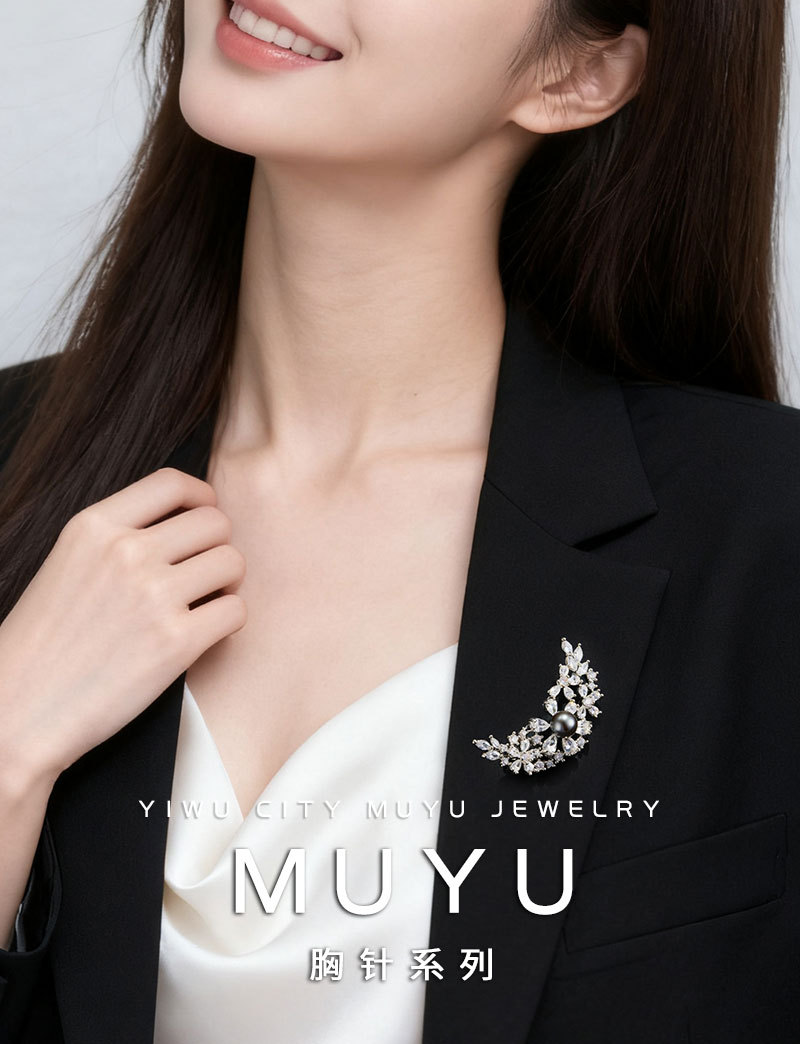 The light luxury and high-end two-color star and moon brooch with copper micro-inlaid zircon is exquisite and versatile, suitable for both men and women pic 3