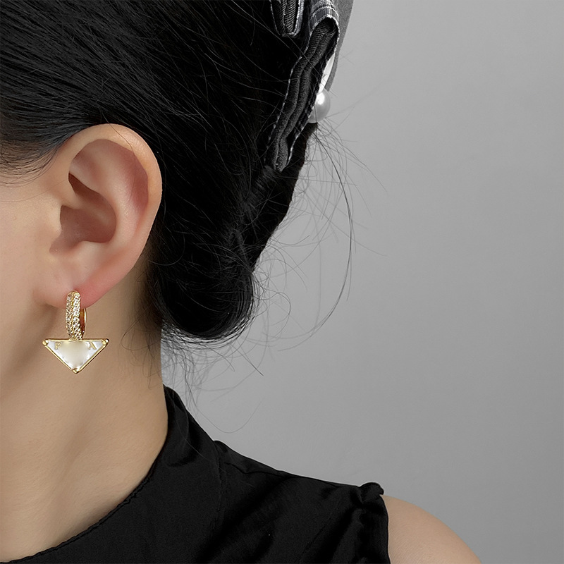 新款时尚耳环高级设计微镶简约通勤字母画油耳扣三角潮搭百搭经典详情6