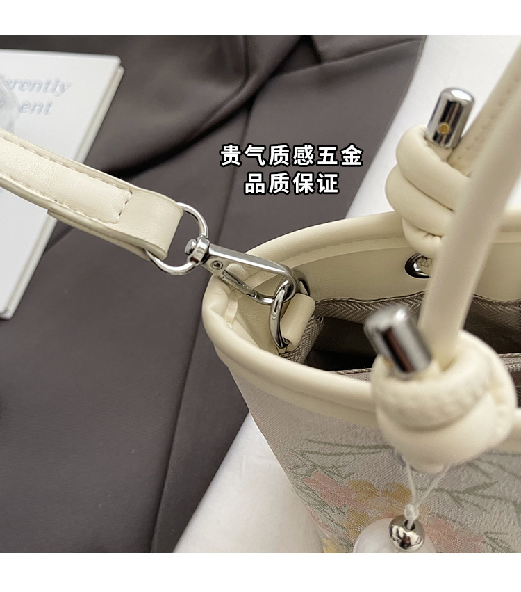 手拎新国潮式刺绣包包女2025春夏新款国风绣花时尚水桶包百搭斜挎包详情3