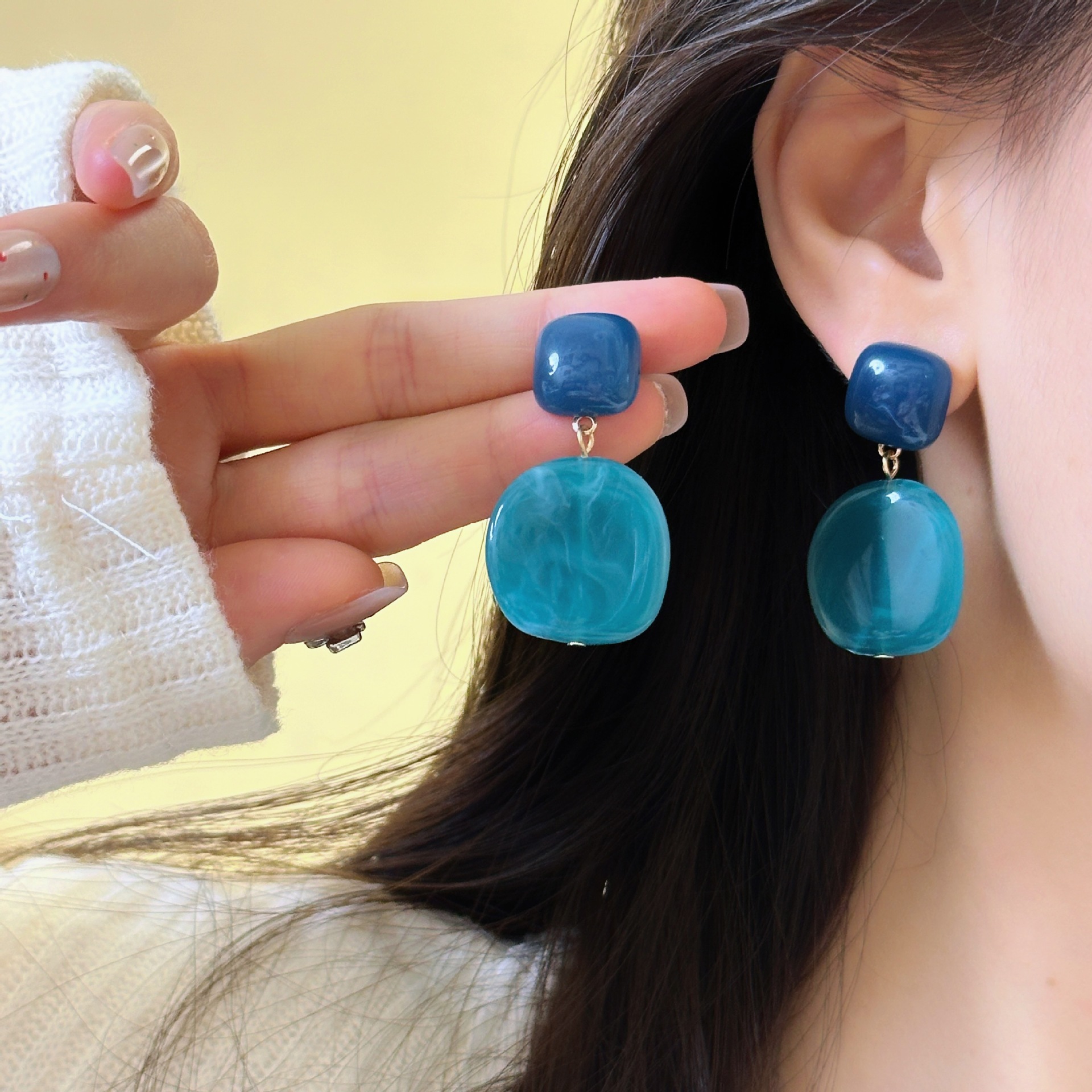 The gentle and fair design of the crystal mist blue, fashionable and simple, with contrasting color textures, square geometric lake blue earrings and ear clips pic 4