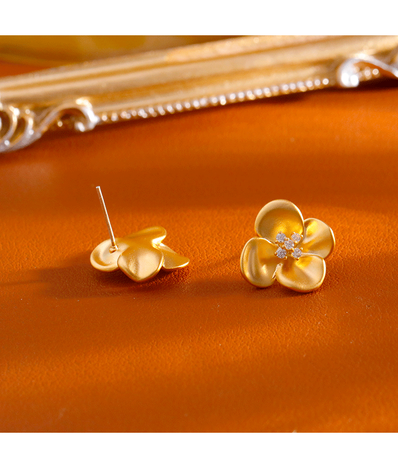 Hyacinth retro Hong Kong-style three-dimensional zirconia flower earrings, niche design sense, light luxury stud earrings, fashionable and elegant, round face earrings, copper-plated matte gold pic 7
