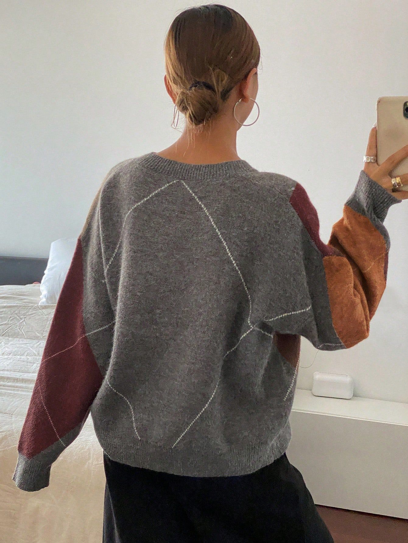 A retro color-blocking diamond-shaped V-neck sweater for women, a laid-back Korean-style knitted sweater, a casual and fashionable base layer for a trendy top pic 9