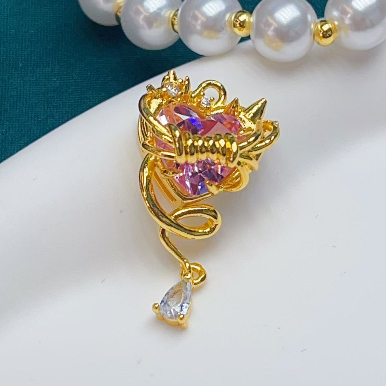 A popular online hit, light luxury and ethereal zircon heart-shaped jewelry pendant, 24k thick silver color-preserving copper gold-plated accessory pic 3