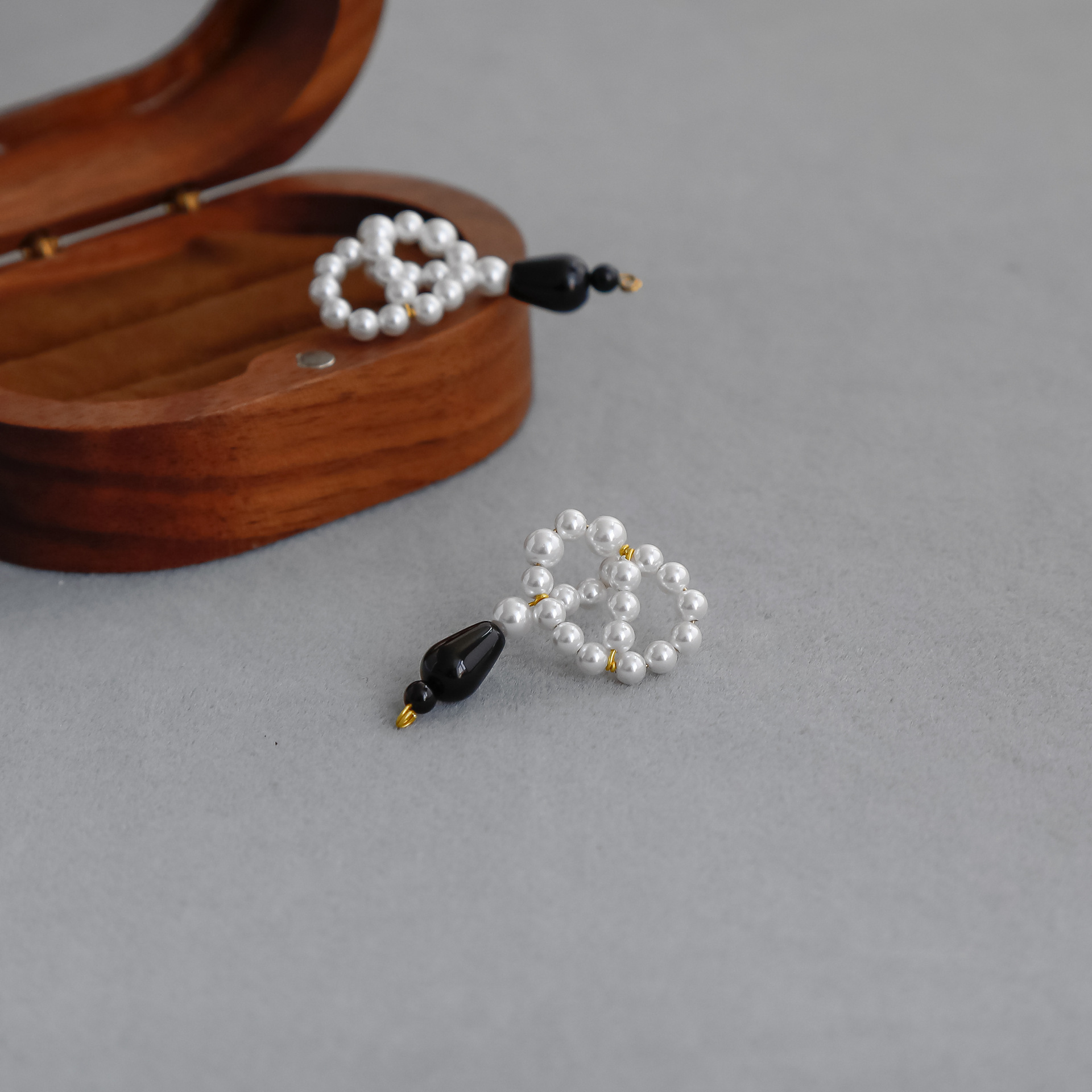 25年夏季编织珍珠耳钉 轻奢小众高级感气质仿施家珍珠黑玛瑙耳钉详情7