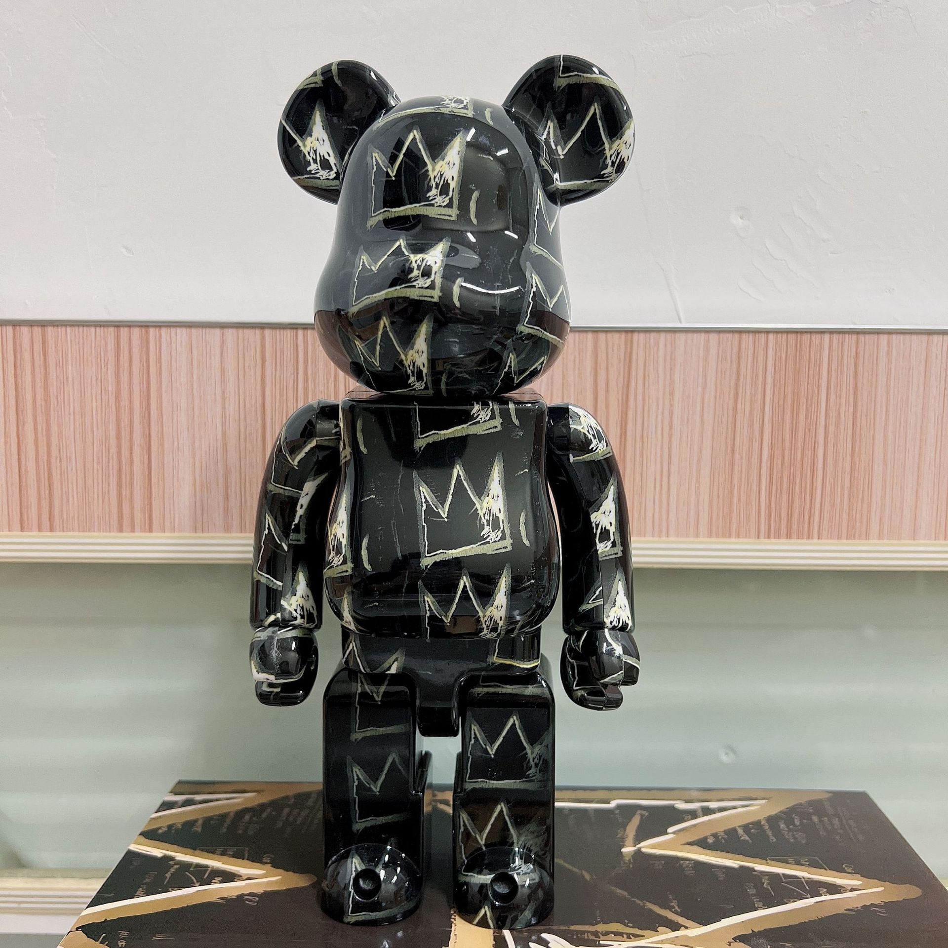 bearbrick 400%暴力熊巴斯奎特黑色皇冠亚克力盒摆件潮流玩具公仔详情5