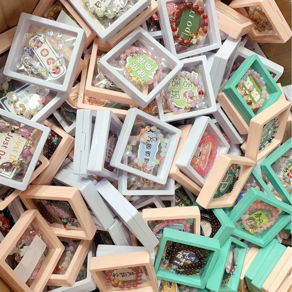 地摊夜市景区庙会10元15元模式精品盒装礼品手串手链热卖货源批发详情2