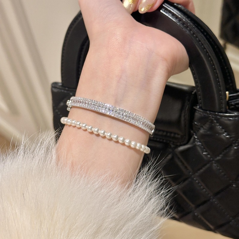 A light luxury and high-end silver full-diamond square diamond bracelet, exquisitely crafted with row diamonds, a luxurious and stylish bracelet pic 8