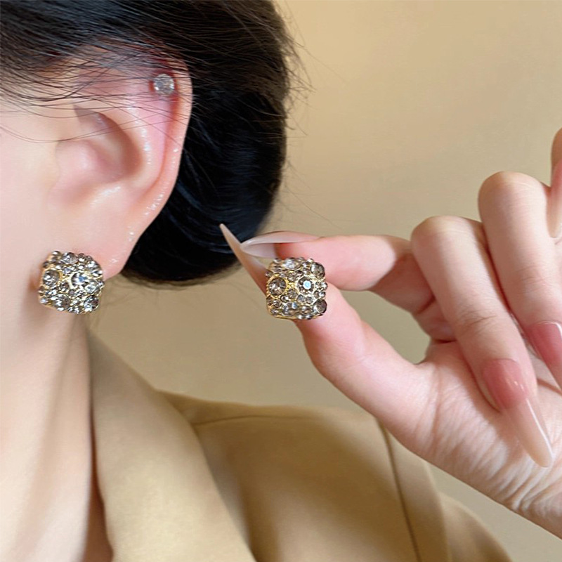 Korean-style super shiny zirconium gray diamond square silver needle stud earrings, a unique and high-end feminine touch, retro and elegant ladylike charm, exquisite earrings pic 4