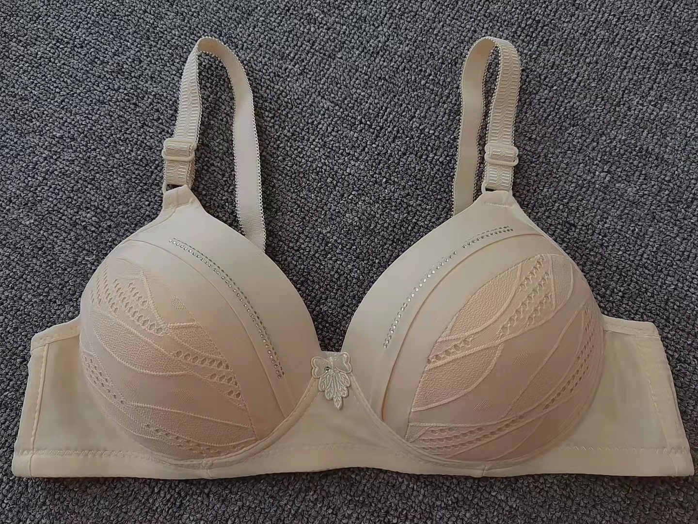 The manufacturer exclusively provides thin, seamless undergarments for women, middle-aged and elderly people, with embossed beads, cut-out and jacquard traditional style bras pic 10
