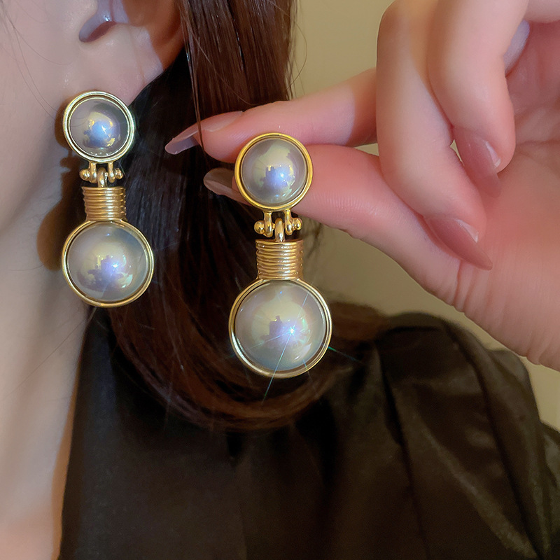 Silver needle retro court style heart-shaped figure pearl earrings, French light luxury stud earrings, female Internet celebrity style earrings wholesale pic 5