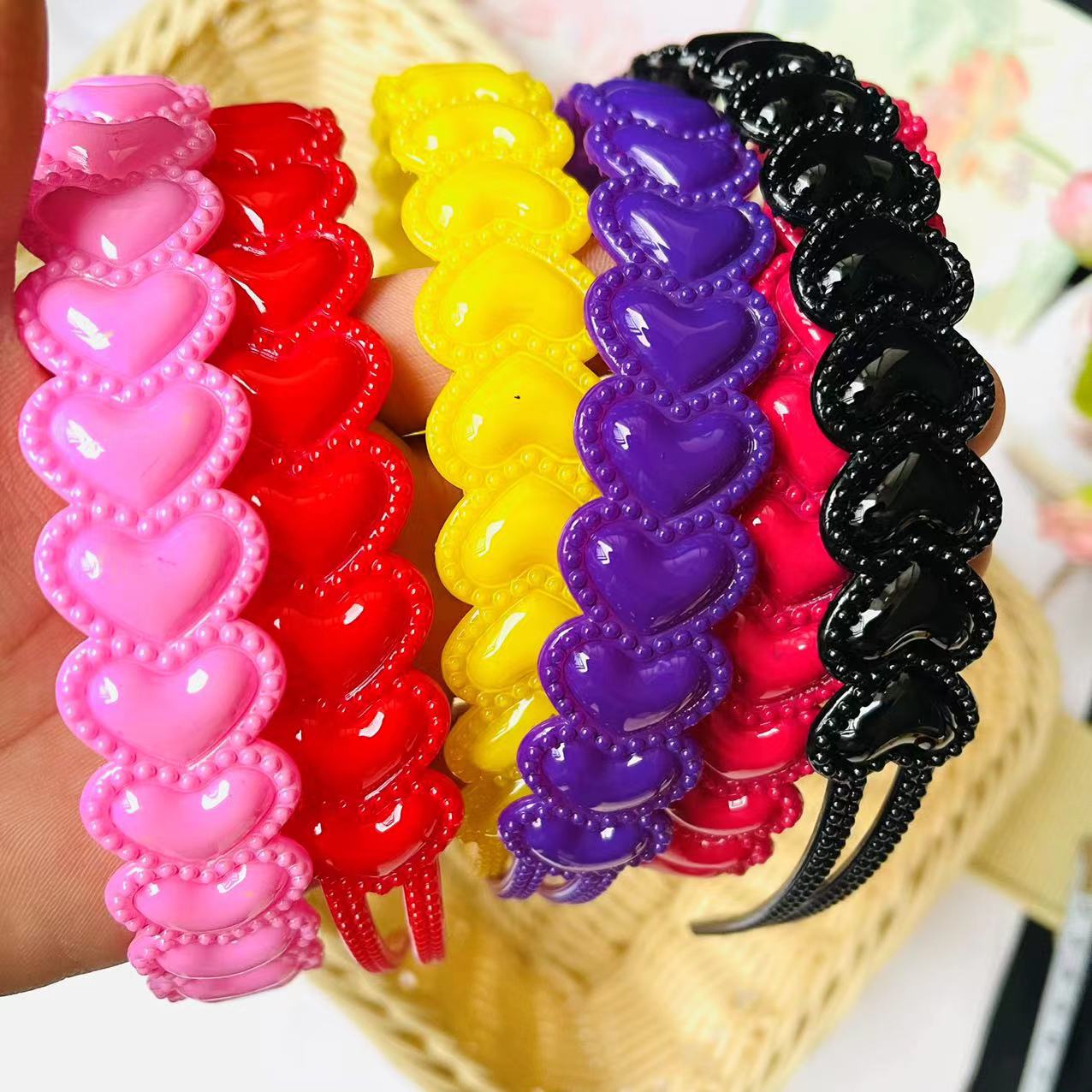 【1-11 Zones 】 Big heart hair band 12/ pack 2400/ box Soft candy-colored big heart hair band for pressing hair, daily outing face washing hair accessory, bangs hair clip 1 yuan 2 yuan pic 5