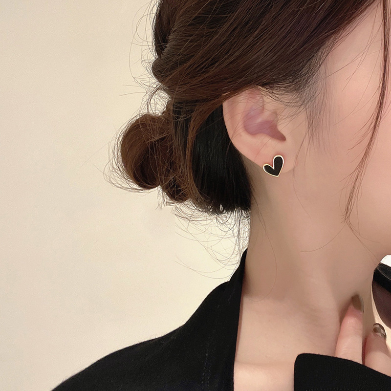 New fashionable and light luxury heart-shaped ear studs, gentle and elegant for women, high-end ear accessories, versatile for commuting, wholesale of ear needle accessories pic 6
