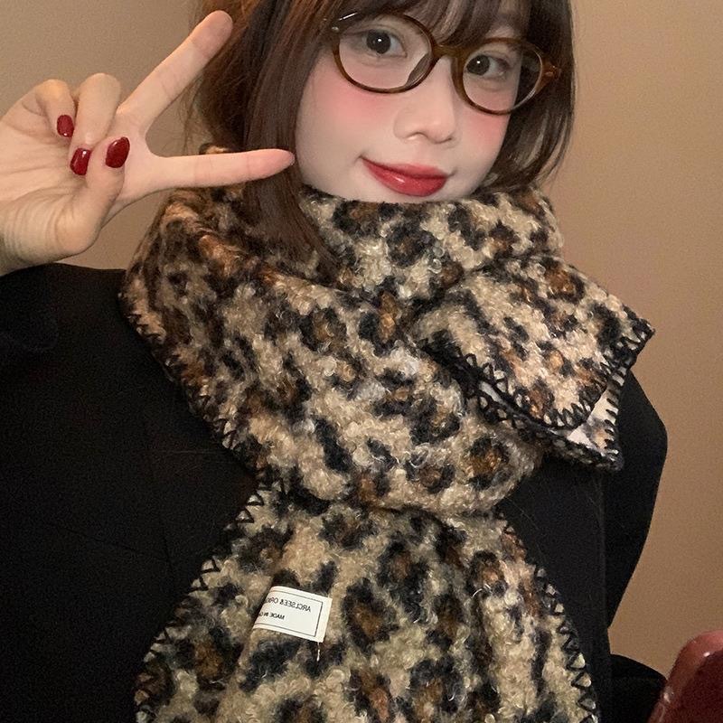 2025 Retro Hot Girl Leopard Print Scarf, thick and warm autumn and winter shawl, versatile and fashionable scarf clothing accessory pic 5