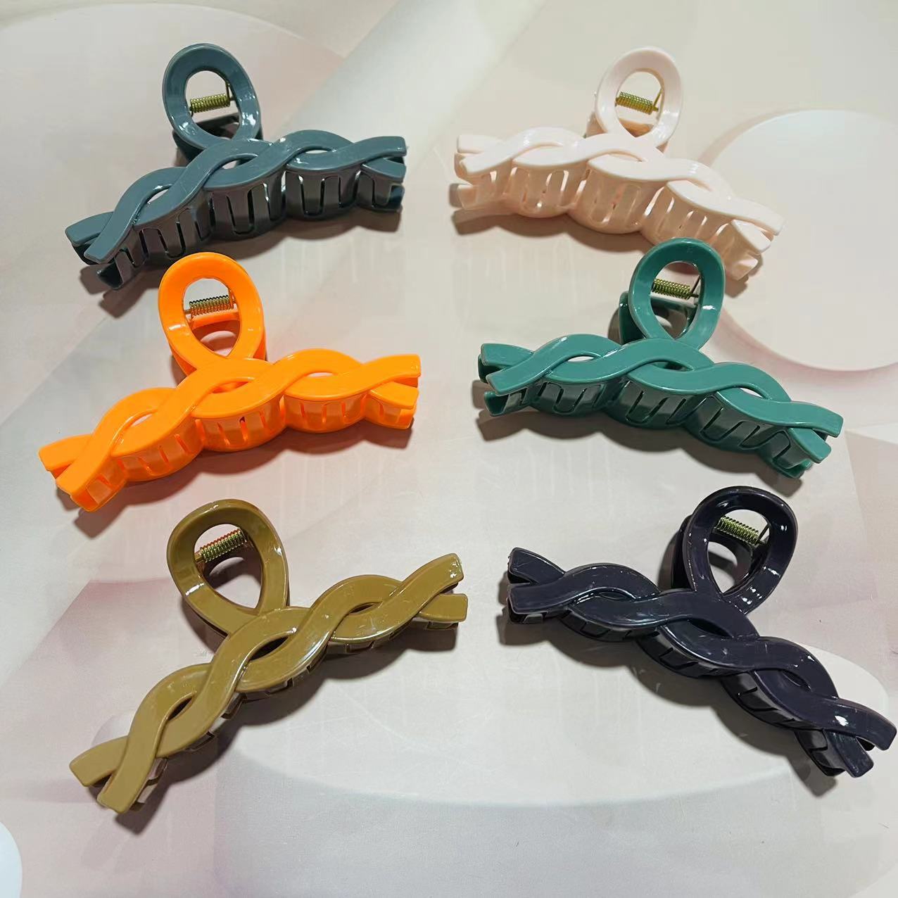 Twist grab 12/ pack 1200/ box Color grab, fashionable hair grab, plastic grab, color hair grab, fishtail grab, straight grab 1 yuan, 2 yuan grab pic 5