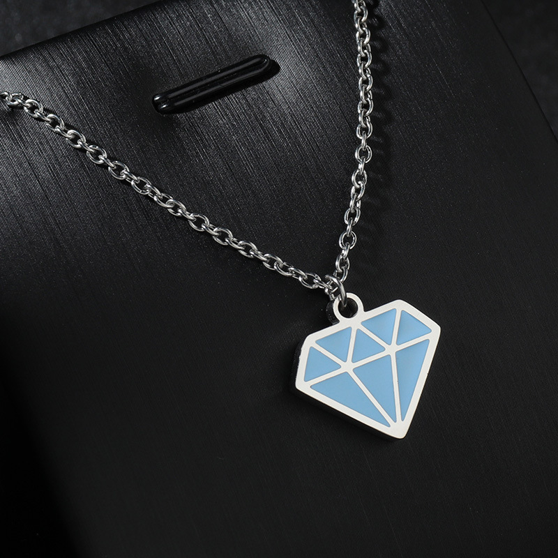 Wholesale of popular small accessories in Europe and America in 2024: ins style, versatile sweater chains, titanium steel necklaces, diamond-shaped pendants pic 4