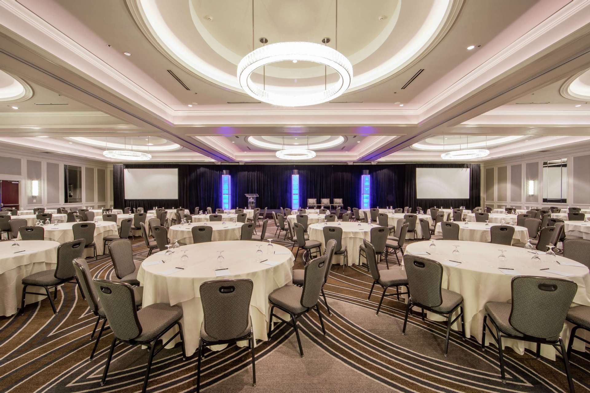 星辰工厂批发酒店餐厅铝合金宴会椅婚庆礼堂贵宾会议软包靠背椅子详情5