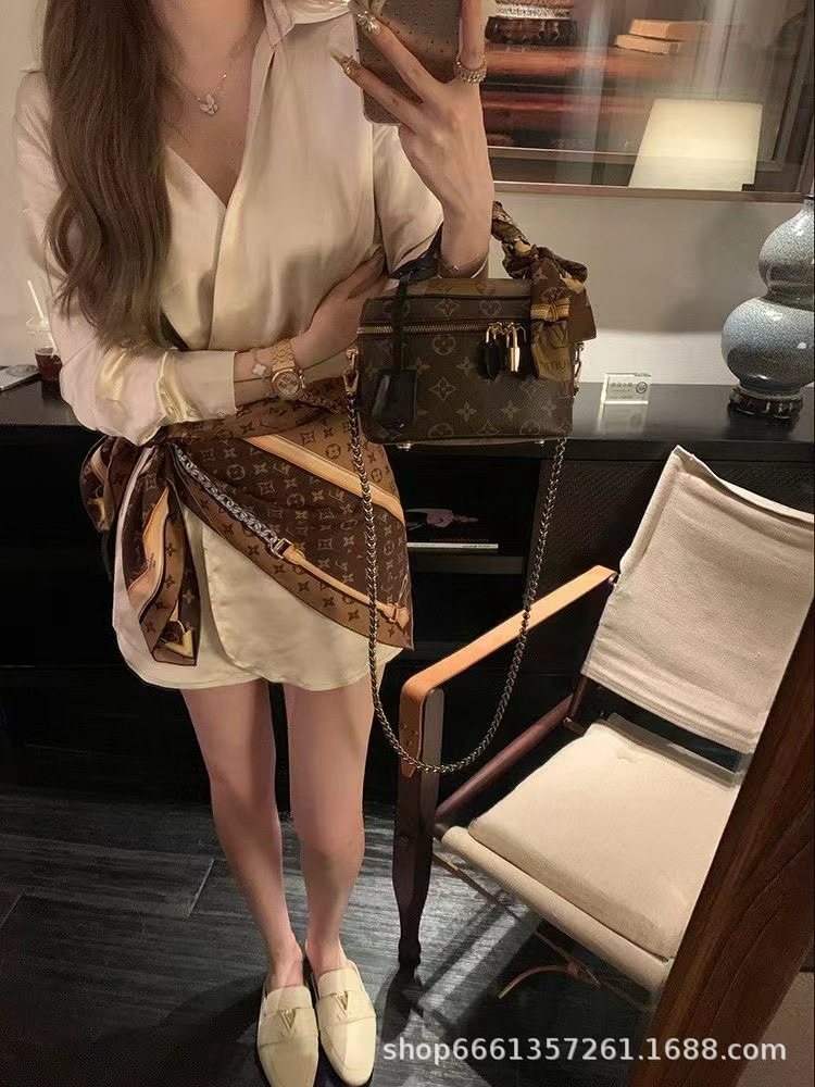 跨境欧美时尚丝巾高档优雅围巾轻奢丝绸印花字母印花海外热销大牌详情6