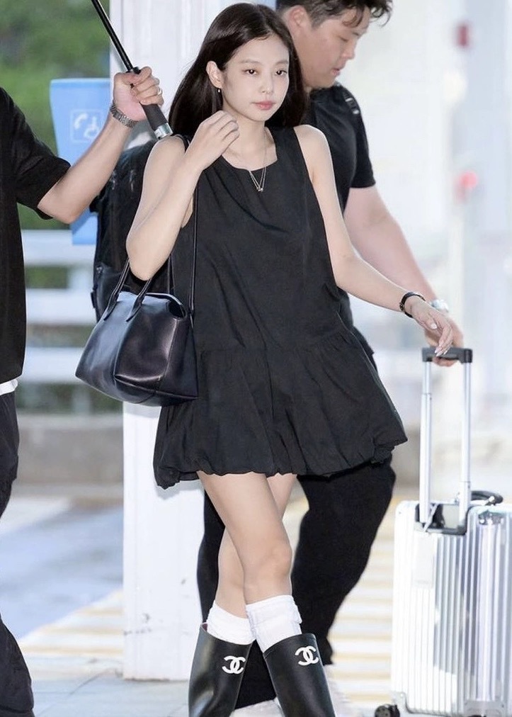 amome*to jennie同款连衣裙纯色蓬蓬花苞小黑裙短裙详情11