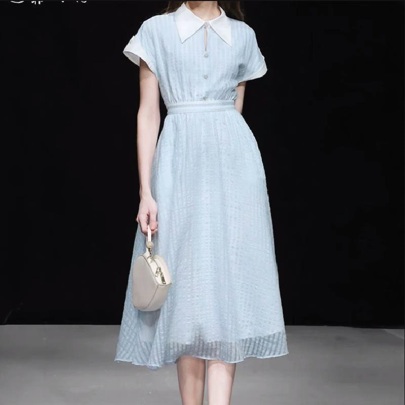 This is a mid-length dress with a patchwork shirt, collared check pattern, covered sleeves and a cinched waist for the summer of 2023. It is a versatile and stylish dress for commuting pic 2