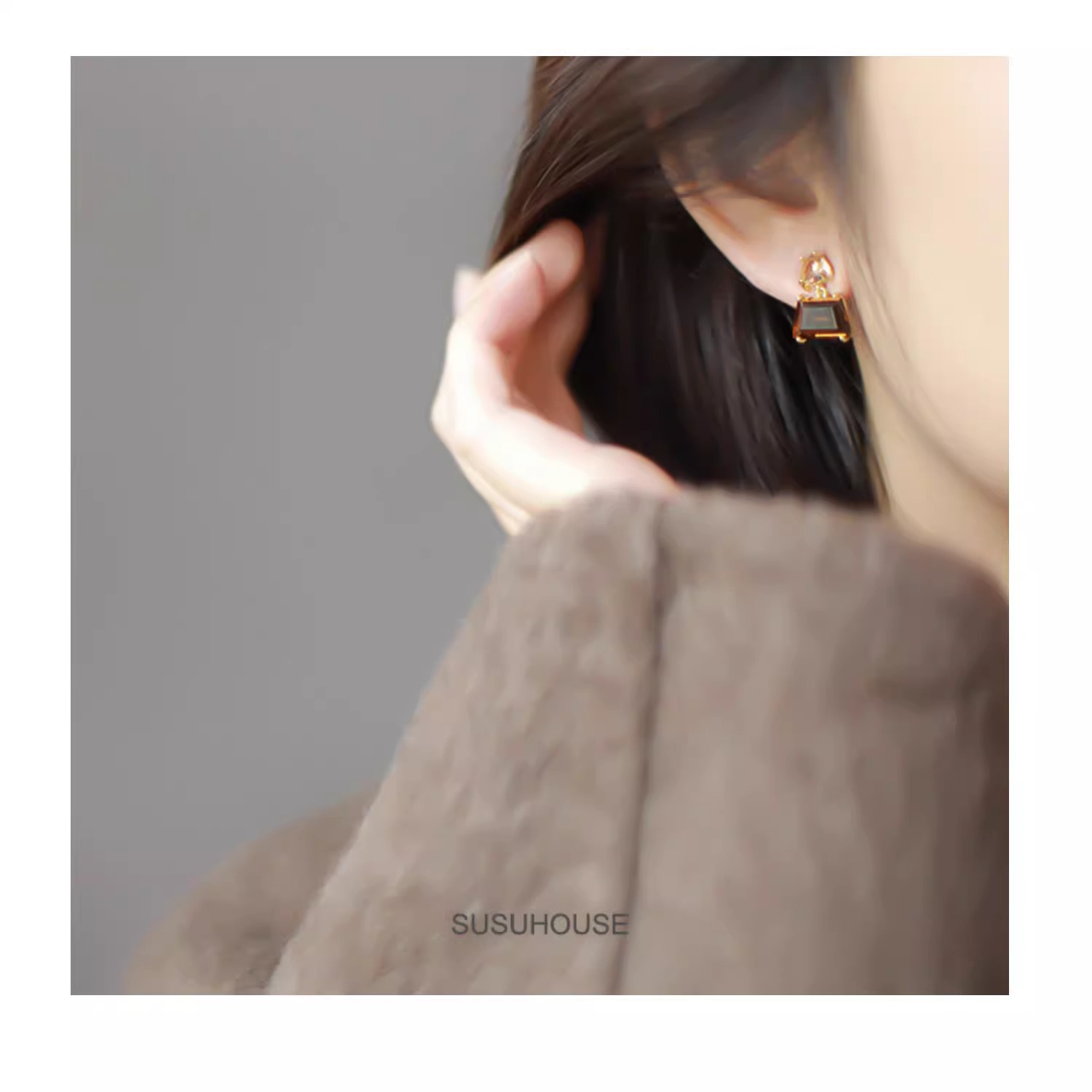 Coffee-colored mosquito repellent coil ear clips, no ear holes, high-end feel, niche painless earrings for women, commuting clip ear studs, new spring and summer style pic 2