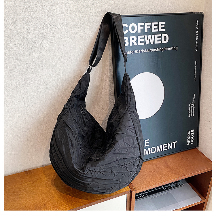 新品褶皱半月包简约时尚斜挎包大容量潮搭单肩包慵懒风都市休闲包详情22