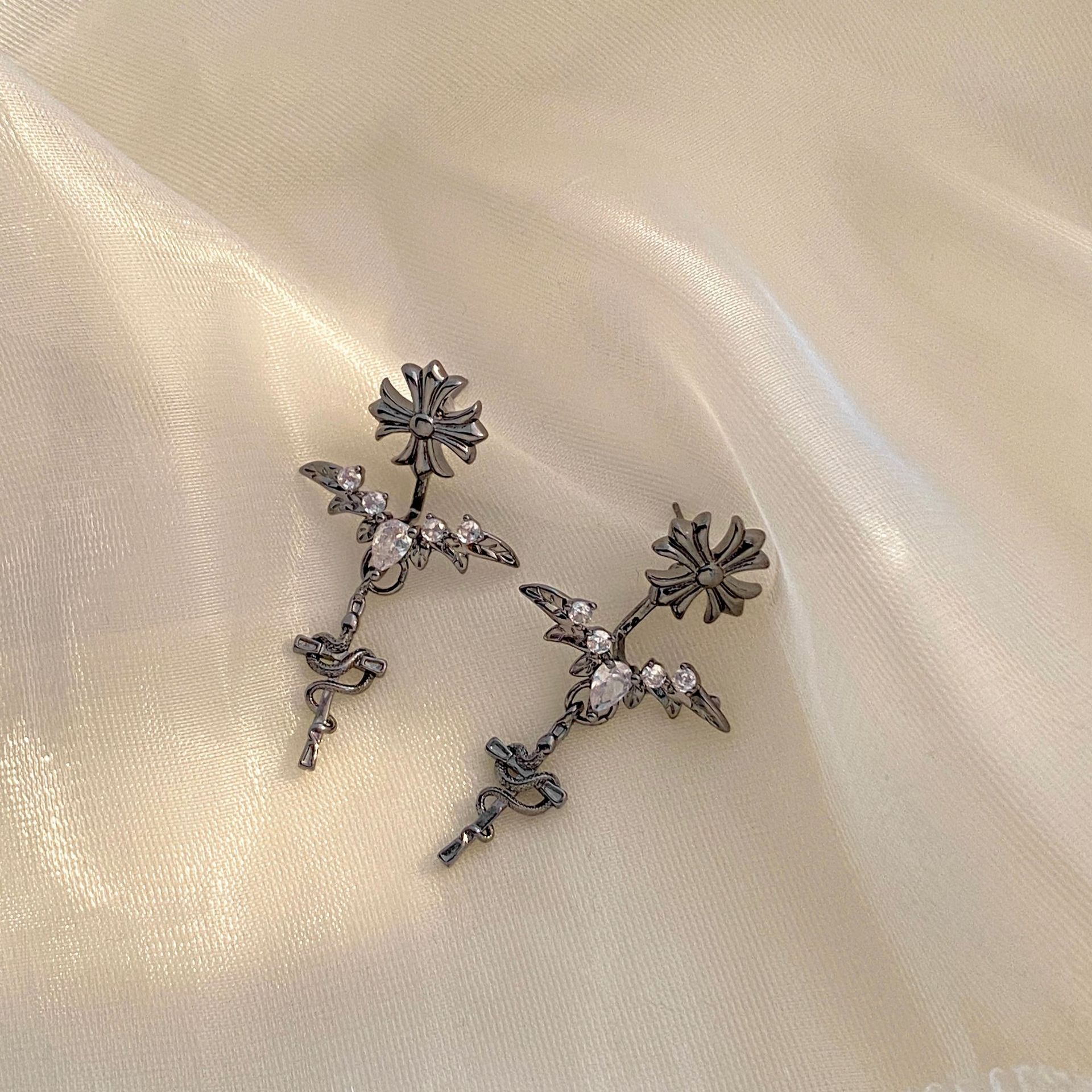 新款朋克耳环小众暗黑风设计金属个性两戴冷淡风十字架翅膀蛇潮酷详情3