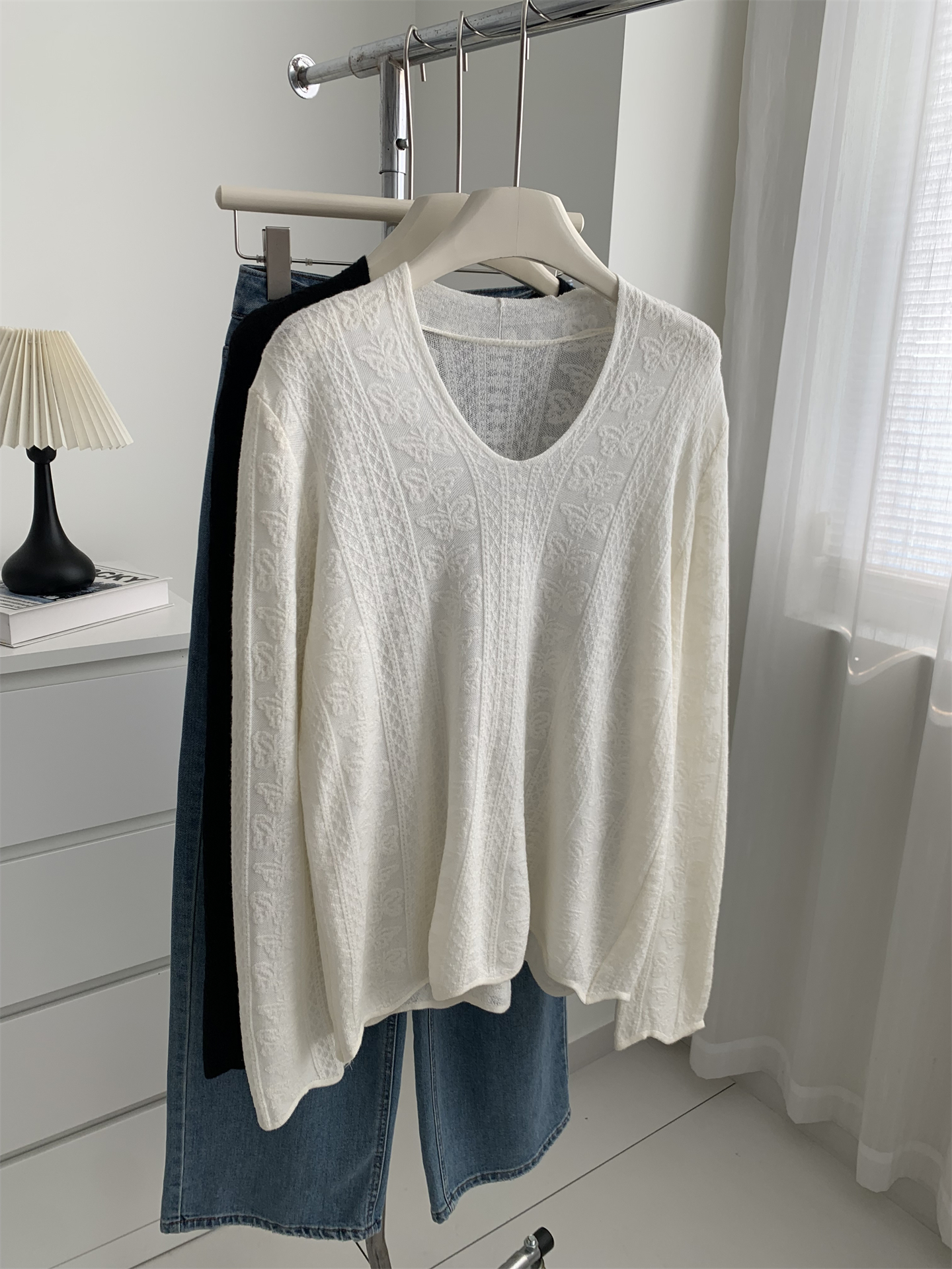 Gentle vintage wool blend beige lace V-neck T-shirt for women, wavy hem knitted base layer pic 1