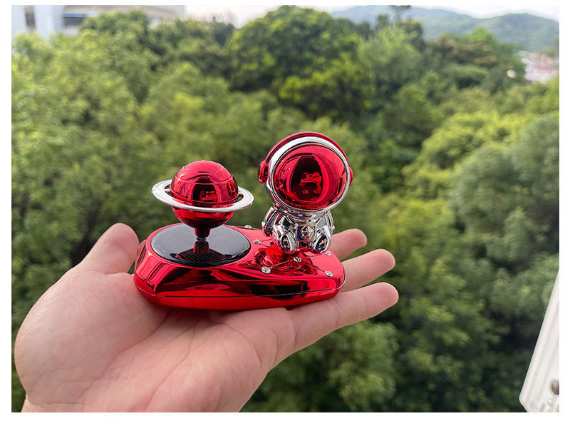 太阳能车载香水香燕汽车摆件创意宇航员中控台高端饰品摆件详情6