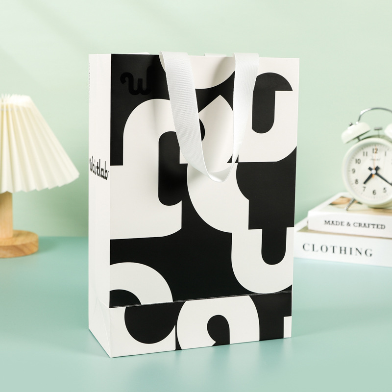 Hand-held paper bags are available for wholesale, including gift shopping bags, clothing bags, gift bags, cosmetics and jewelry bags. Logos can be printed pic 14