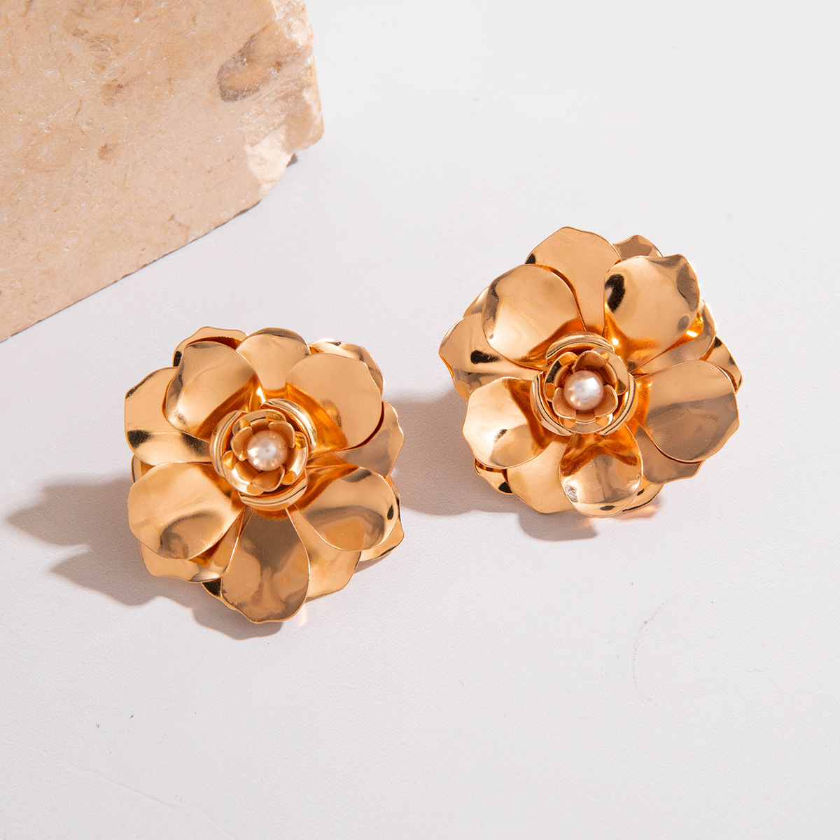 欧美跨境个性金色树叶扇子肌理耳环创意夸张复古花朵重金属风耳钉详情18