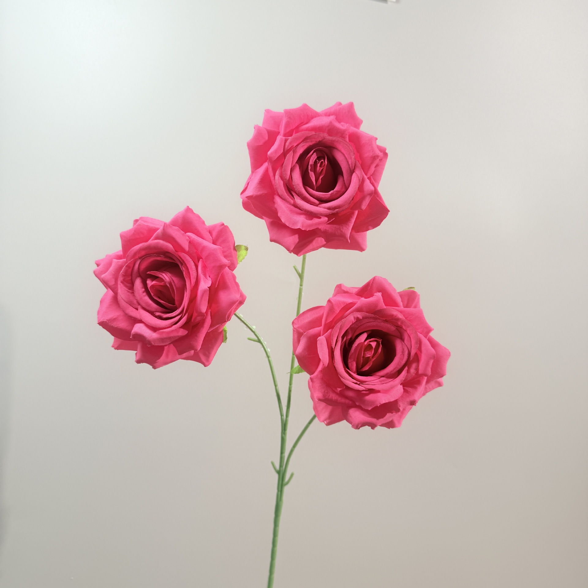 仿真花3头钻石玫瑰花婚庆装饰假花批发红色路引花材网红玫瑰瀑布详情18