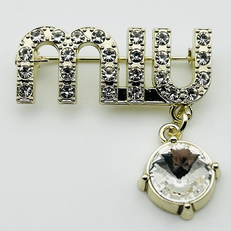 高档精致闪钻miu字母胸针女防走光网红ins百搭别针扣固定衣服配饰详情4