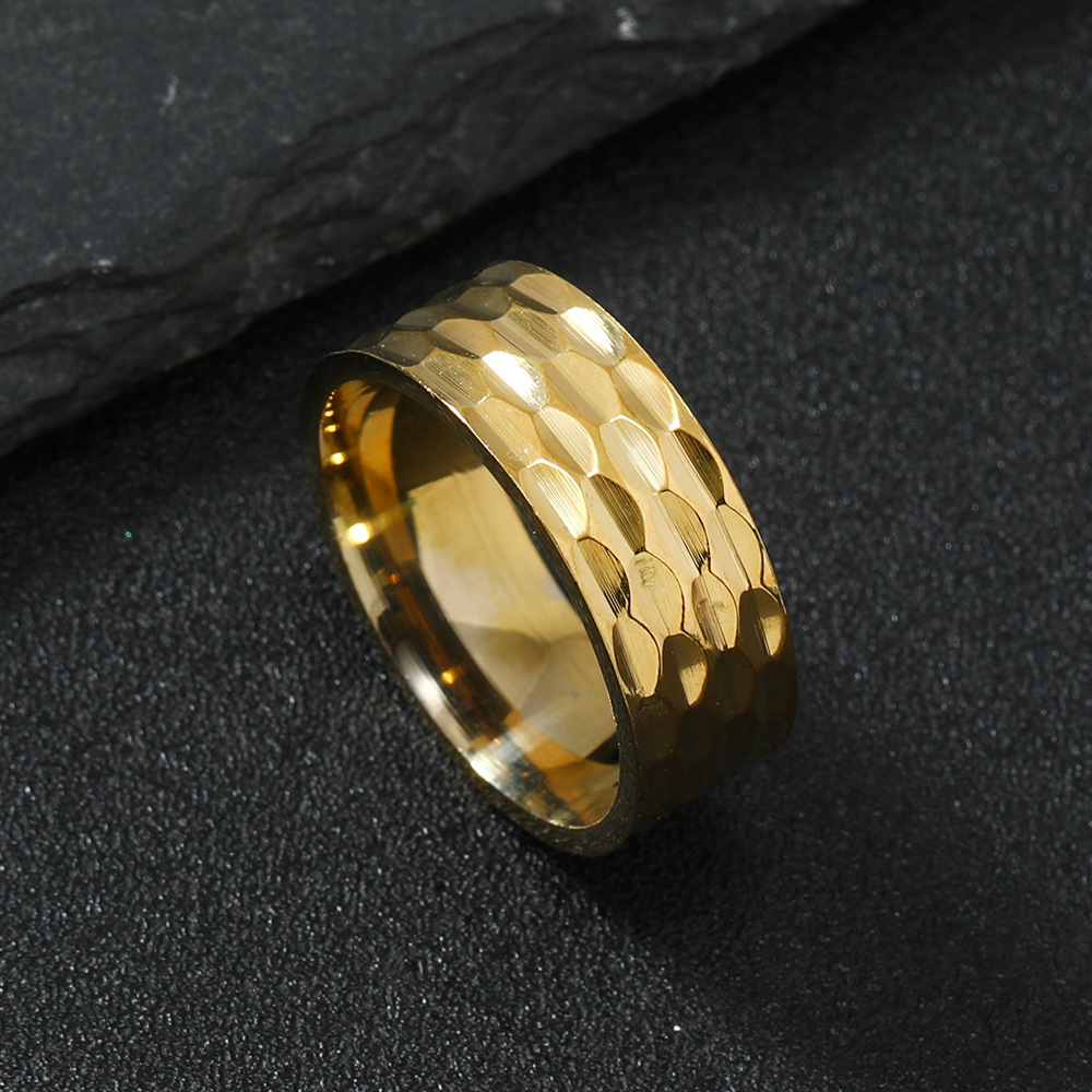 跨境热销钛钢戒指男士时尚简约捶打凹凸纹情侣戒指指环不锈钢饰品详情4