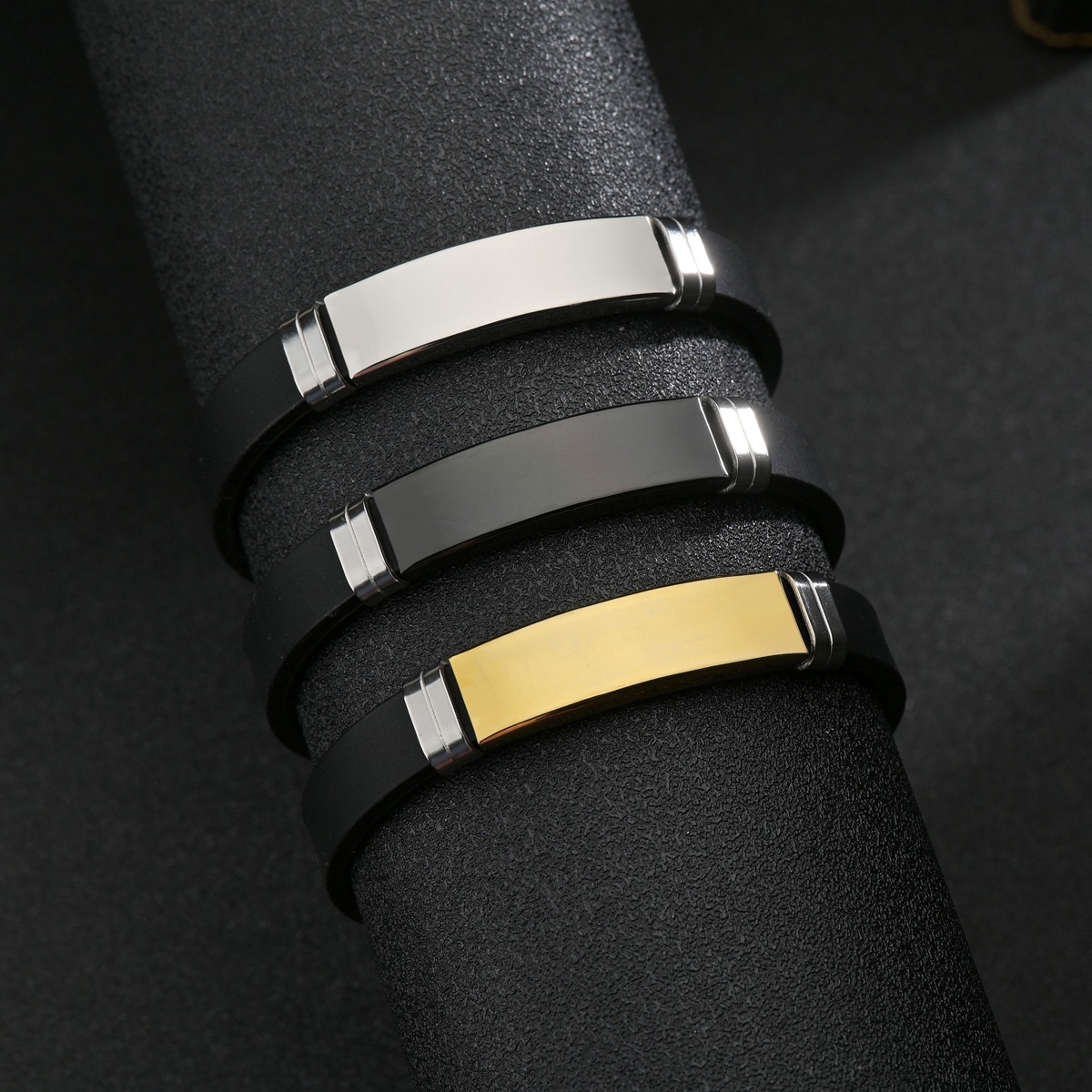 This is a classic and simple titanium steel bracelet with a buckle from Europe and America. It is an outdoor bracelet that does not fade and can be engraved with logos pic 2