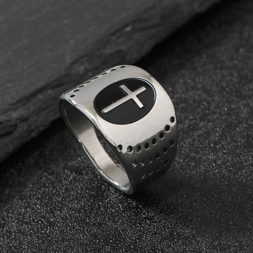 跨境不锈钢饰品 夸张朋克风切割镂空腐蚀抹黑油十字架钛钢戒指 厂详情5